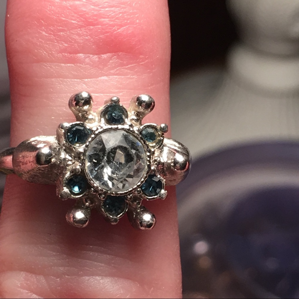 💐VERY PRETTY AND DAINTY AVON RING - Picture 3 of 4