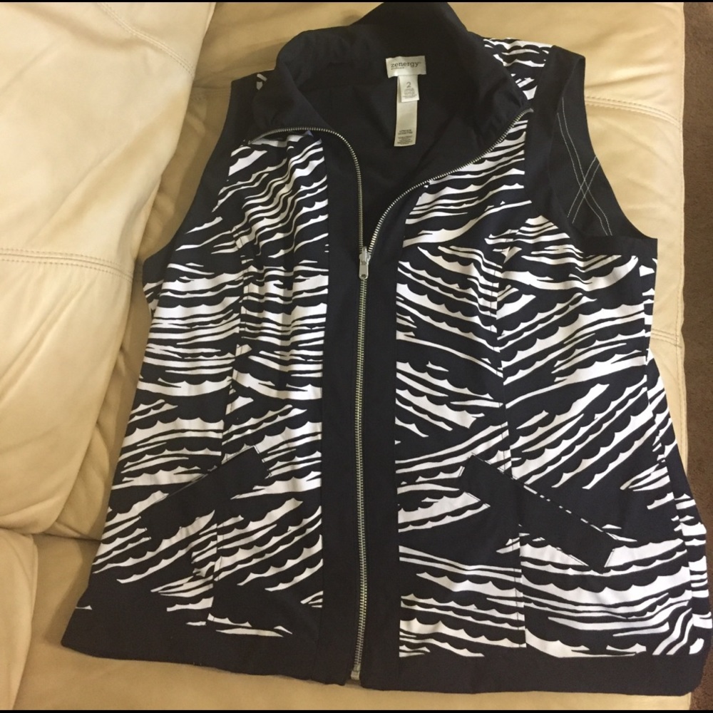 Sleeveless vest with zipper closure