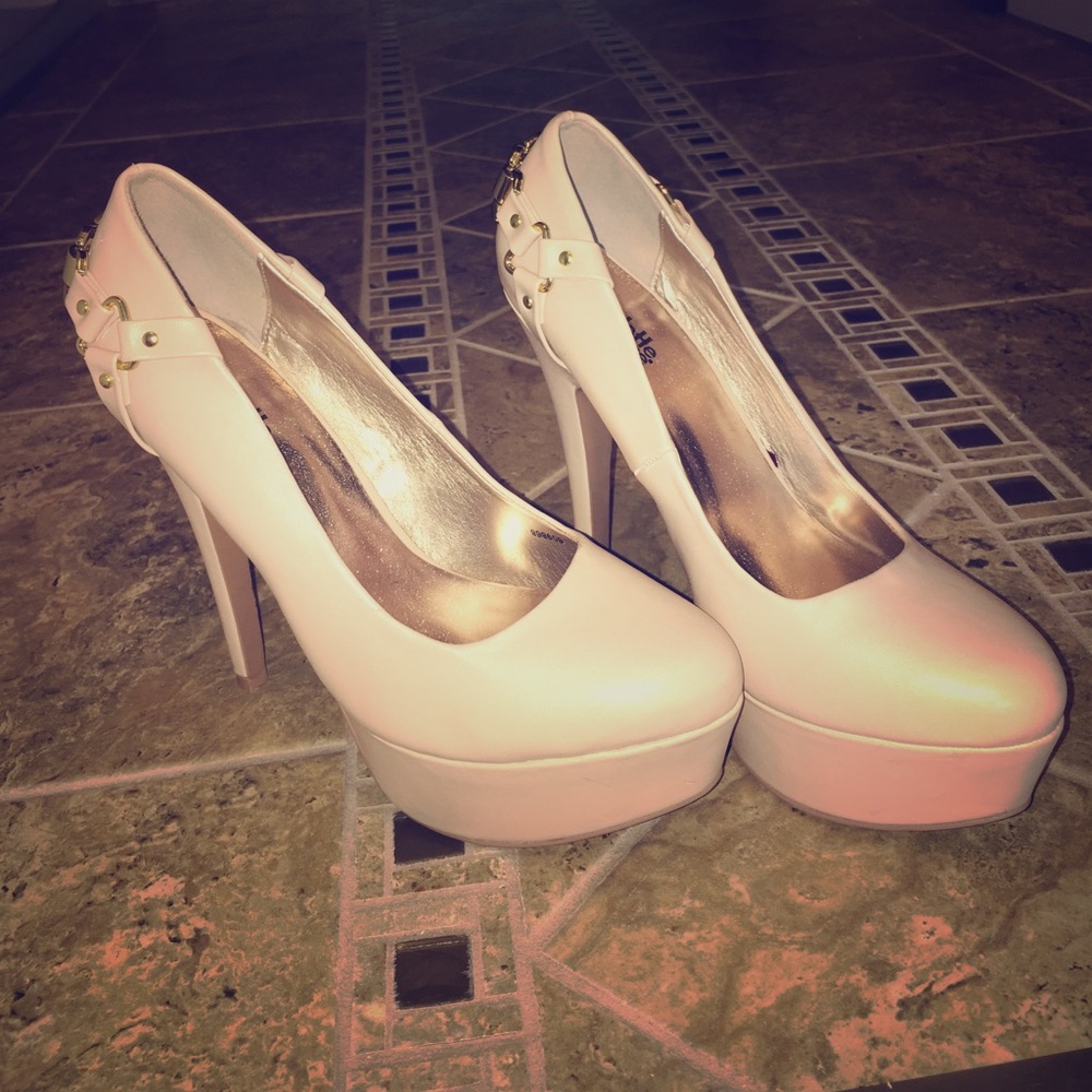 Tan chain buckle stilettos 👠😍
