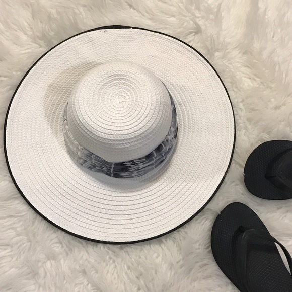 Accessories - NWOT White floppy hat