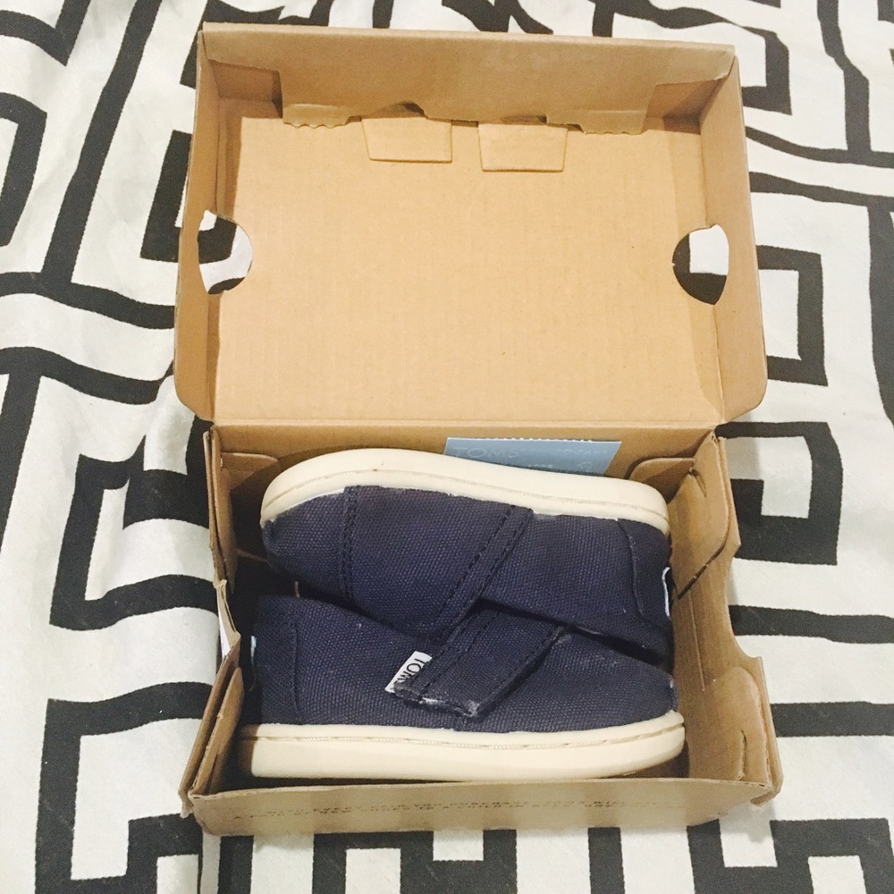 TOMS Children size 4