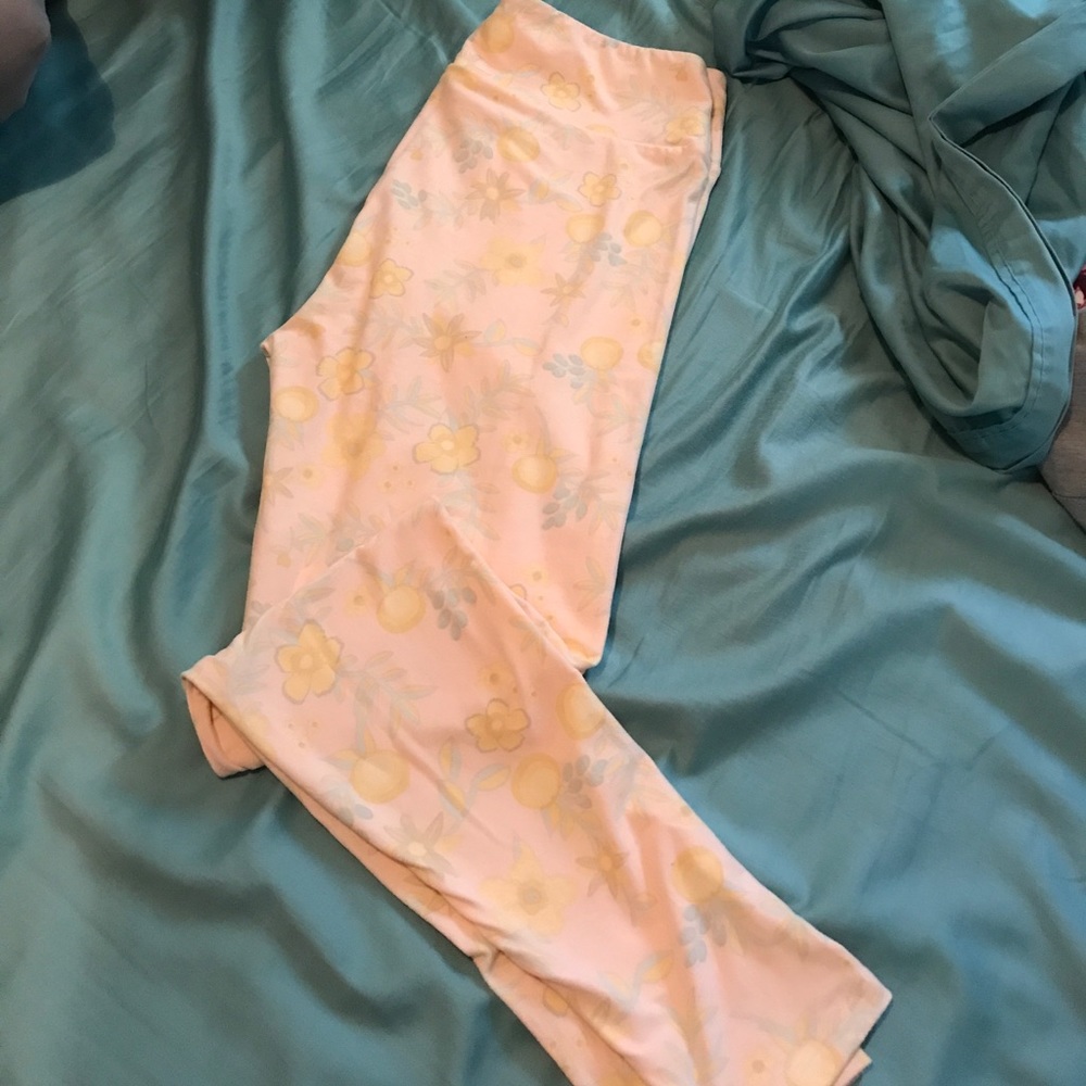 Light pink floral Lularoe leggings