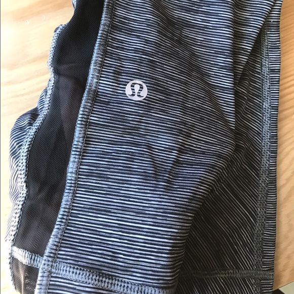 Size 6. Lululemon crop legging - Picture 2 of 2