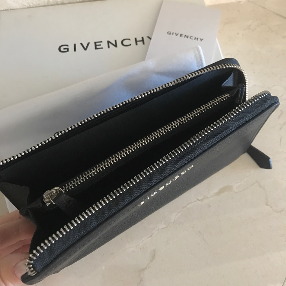 🎉HPx2🎉Givenchy wallet AUTHENTIC