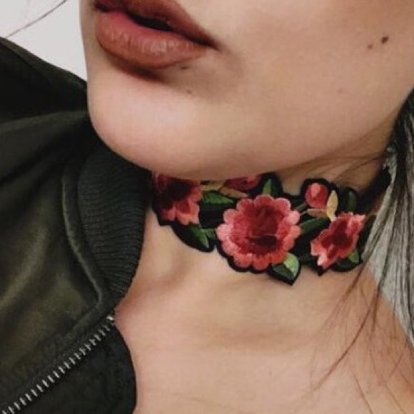 Embroidered Floral Choker - Picture 2 of 3