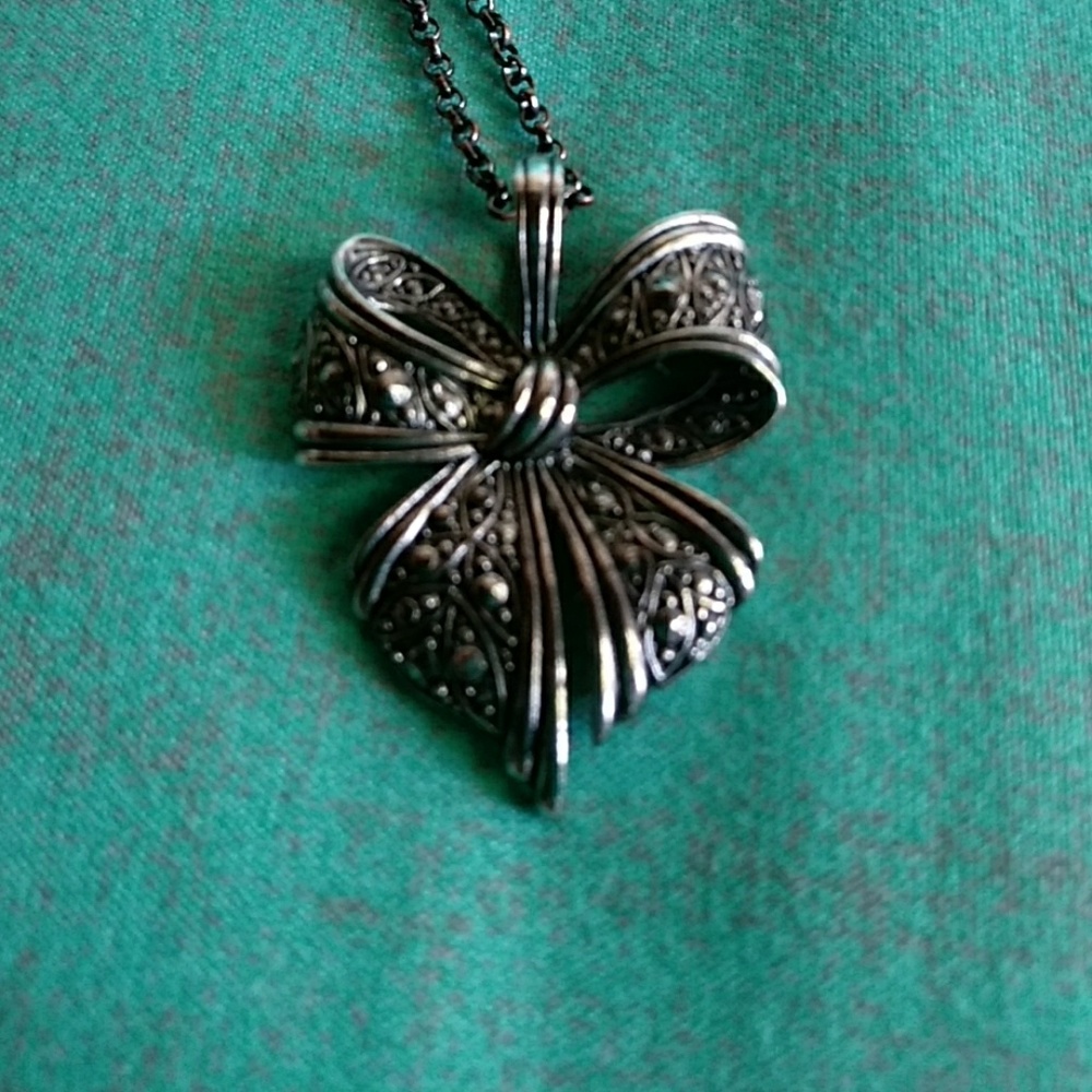 *Clearance*Adorable bow pendant/ chain