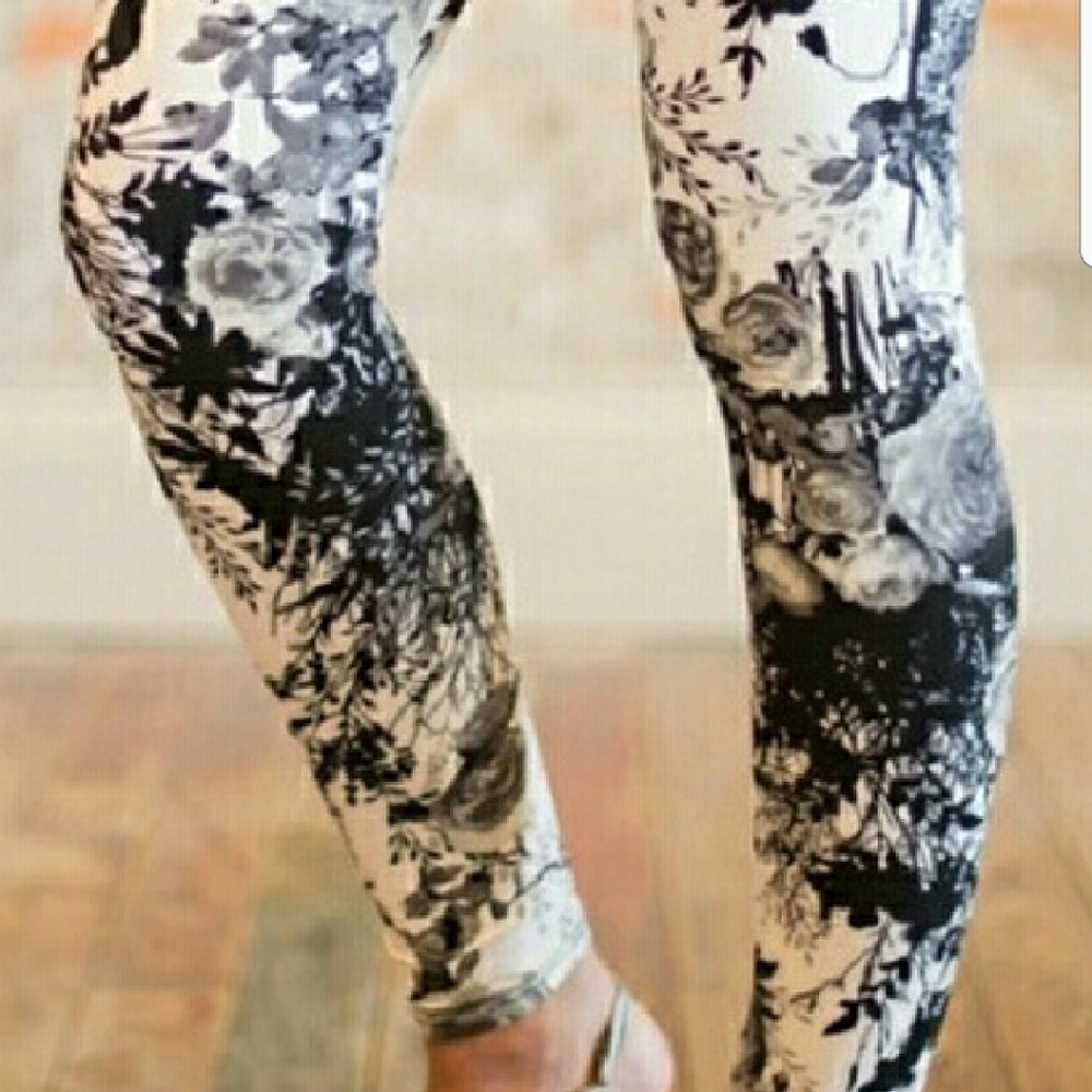 Very cute⚘🌷 blk/wht floral 🌷⚘ leggings