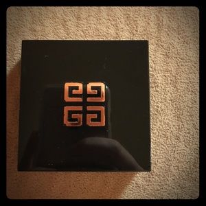 Givenchy Healthy Glow Powder.