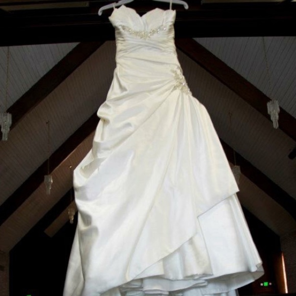 Blue by Enzoani wedding gown w/ veil