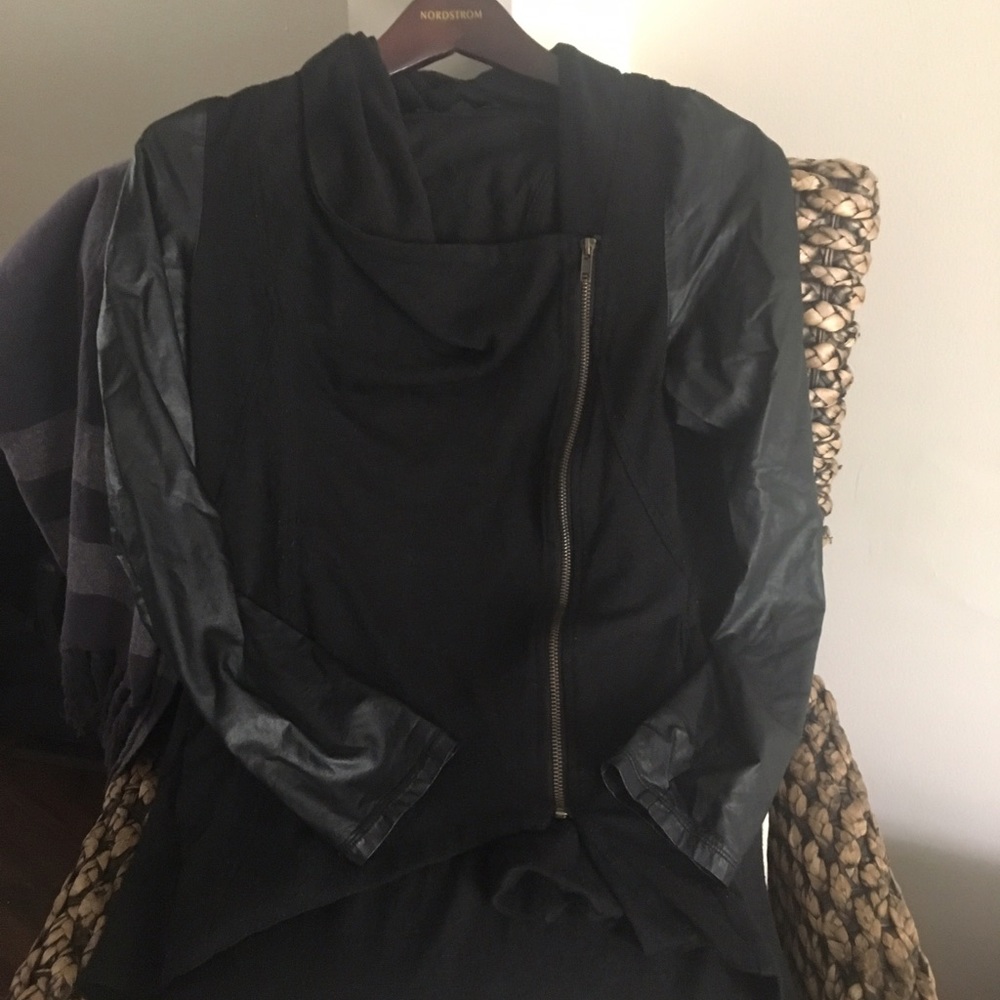Super cute EUC drapy/fitted sweater jacket