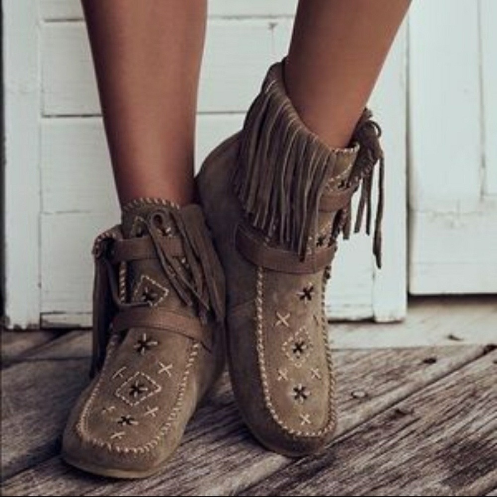 Sam Edelman embroidered moccasin boots