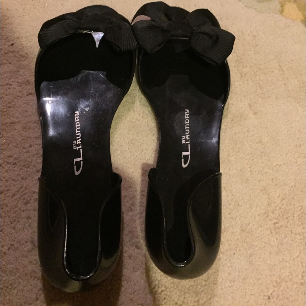 Black jelly flats with a bow