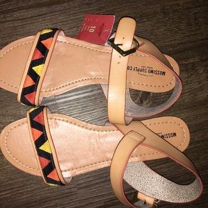 ✨Brand New ✨Aztec pattern brown sandals