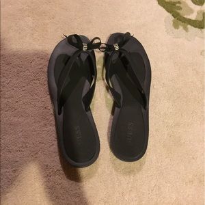 Black guess flip flops