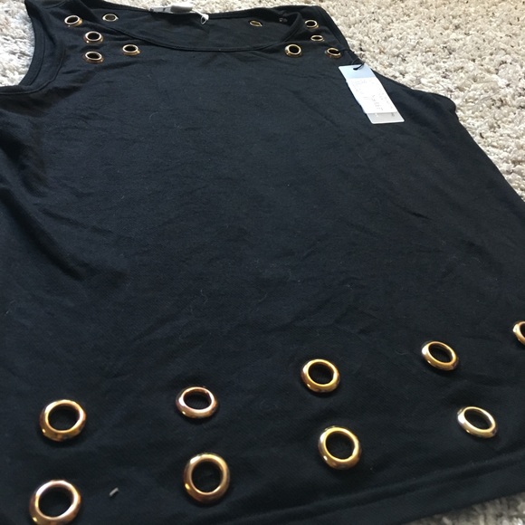 Edgy black form fitting sleeveless top - Picture 2 of 4