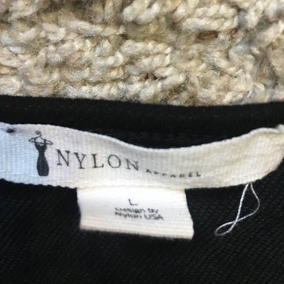 Edgy black form fitting sleeveless top - Picture 3 of 4