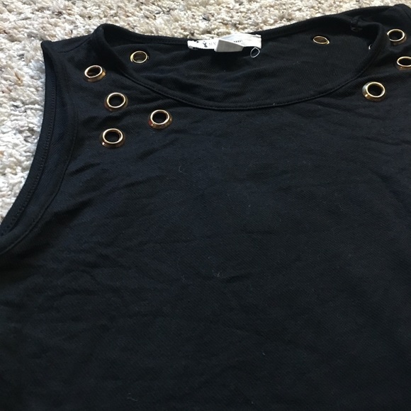 Edgy black form fitting sleeveless top - Picture 4 of 4