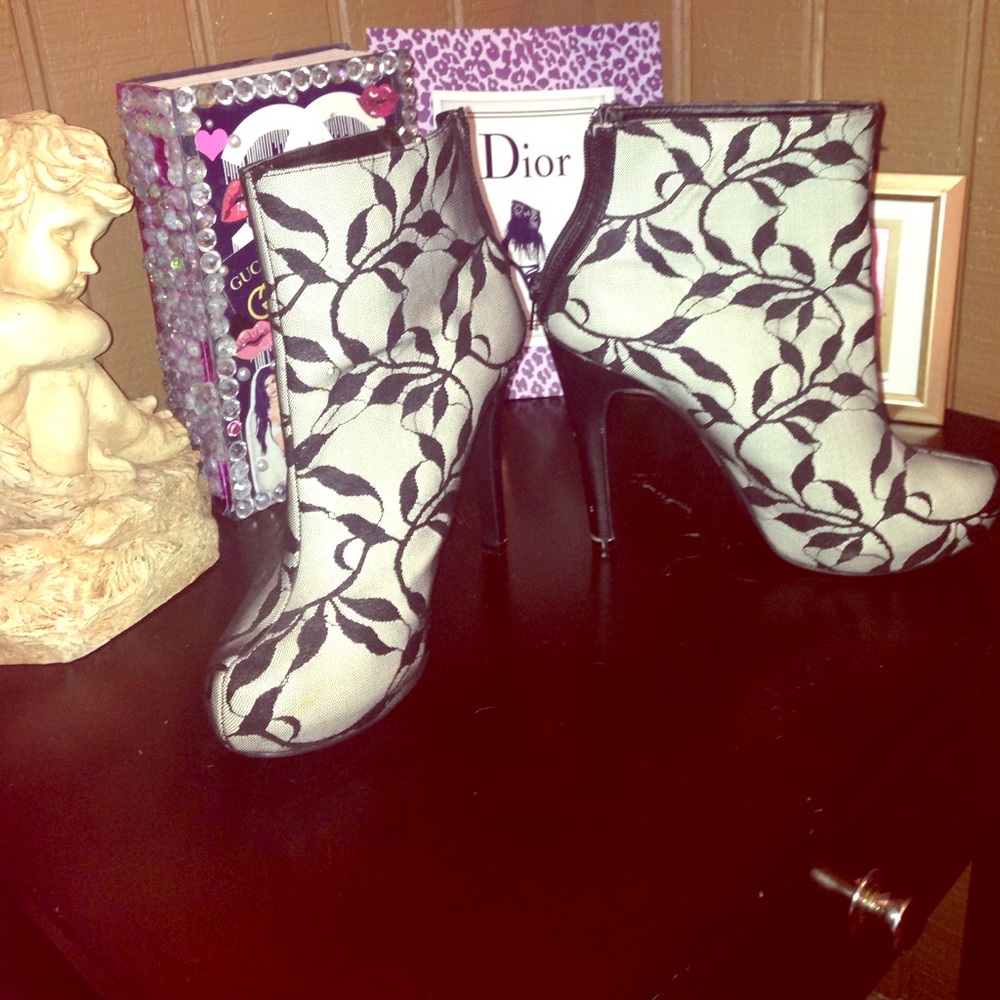 Heeled lace boots