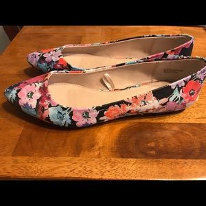 EXPRESS floral pointed flats size 6 never worn.