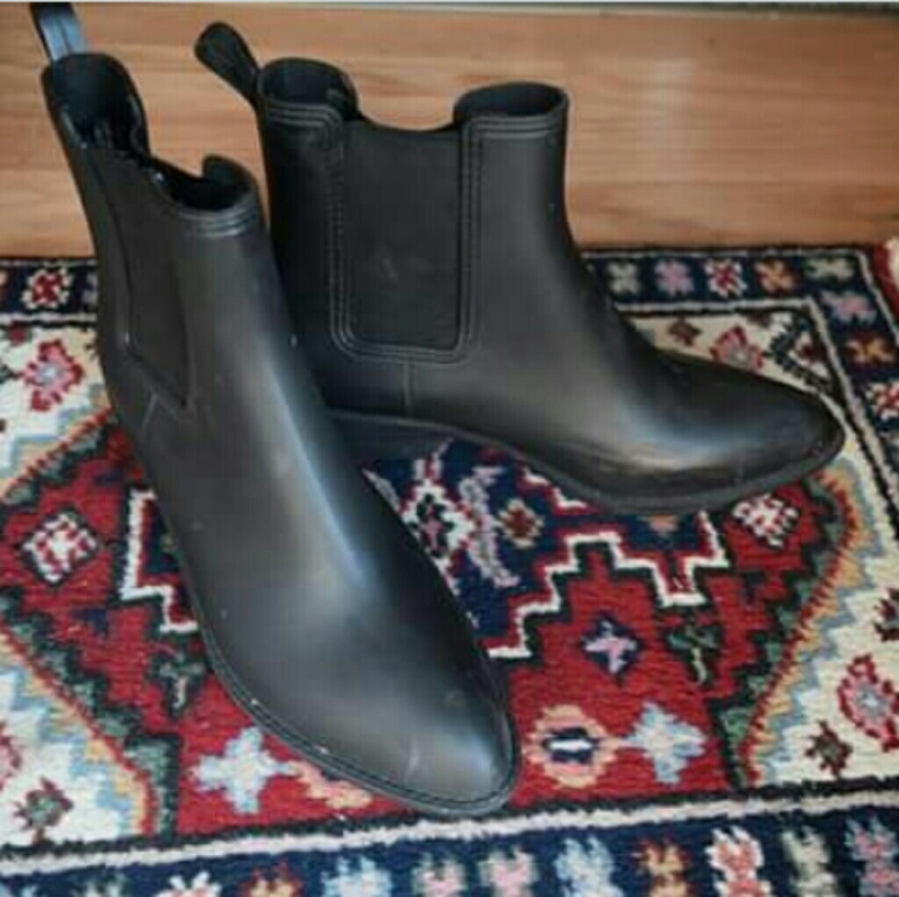 DONATING TOMORROW UO chelsea booties