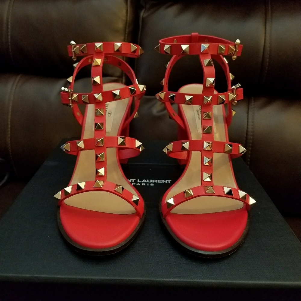 🎉🎉SOLD🎉🎉Valentino Rockstud Leather City Sandal