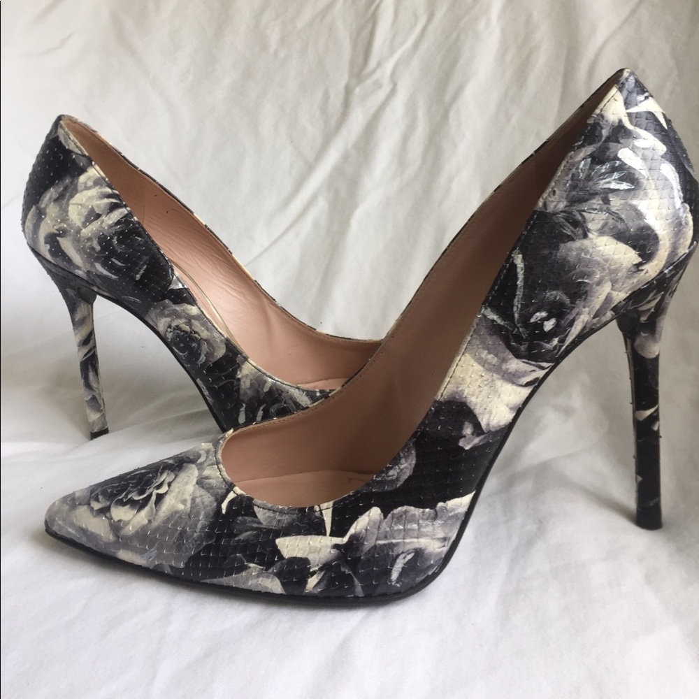 Stuart Weitzman Python floral pump - Picture 2 of 5