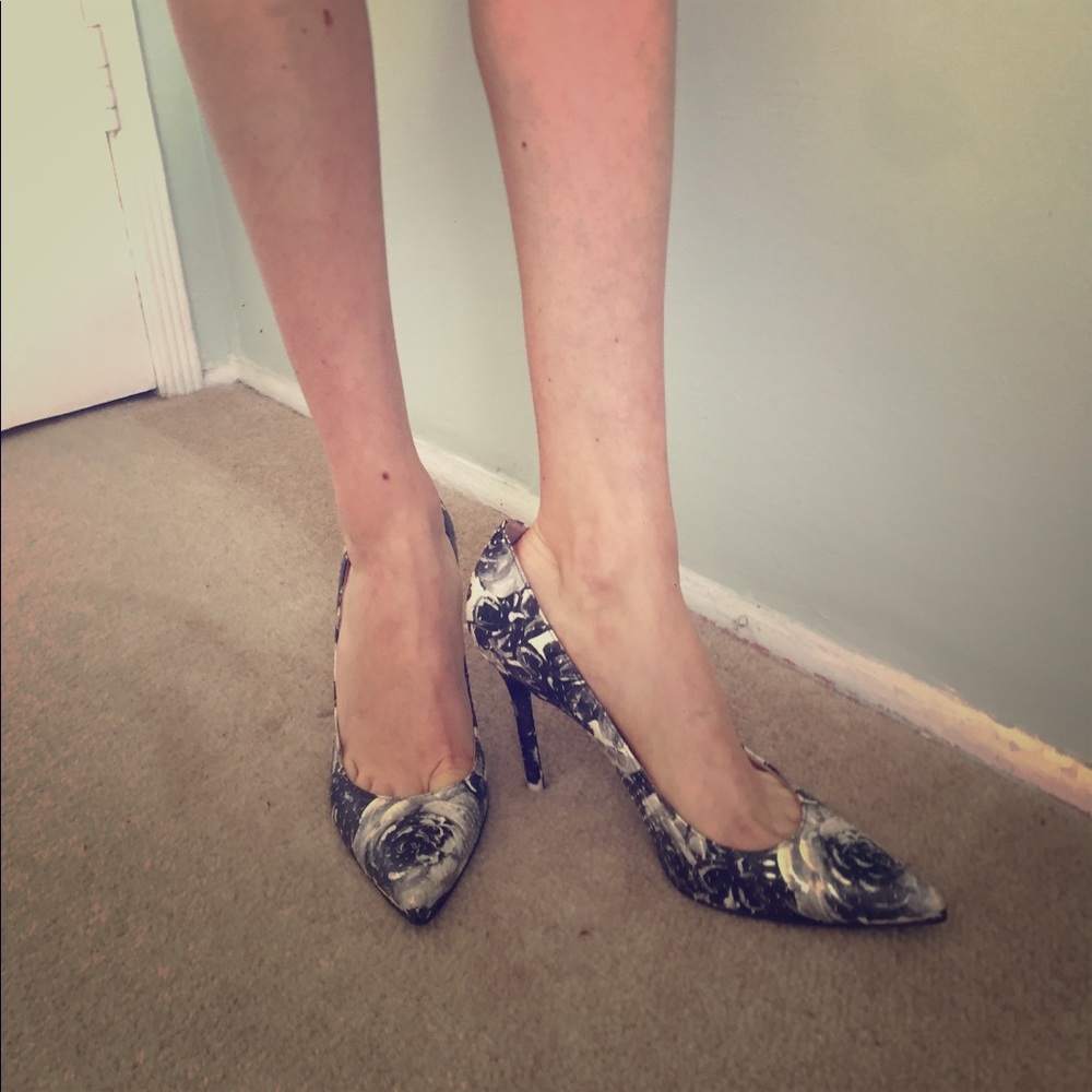 Stuart Weitzman Python floral pump - Picture 5 of 5