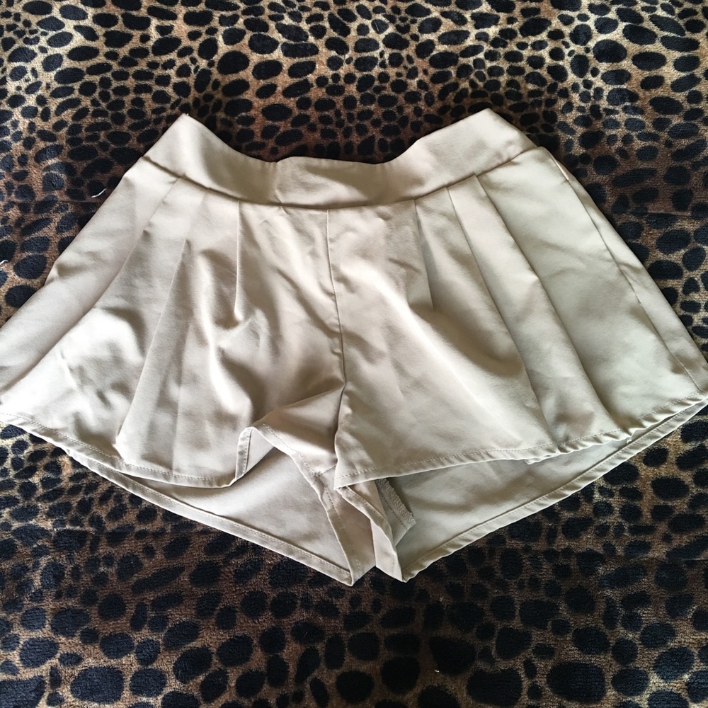 Nude pleated shorts