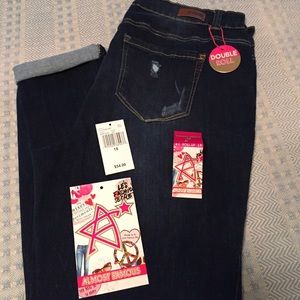 NWT-Distressed Jeans 👖!!!