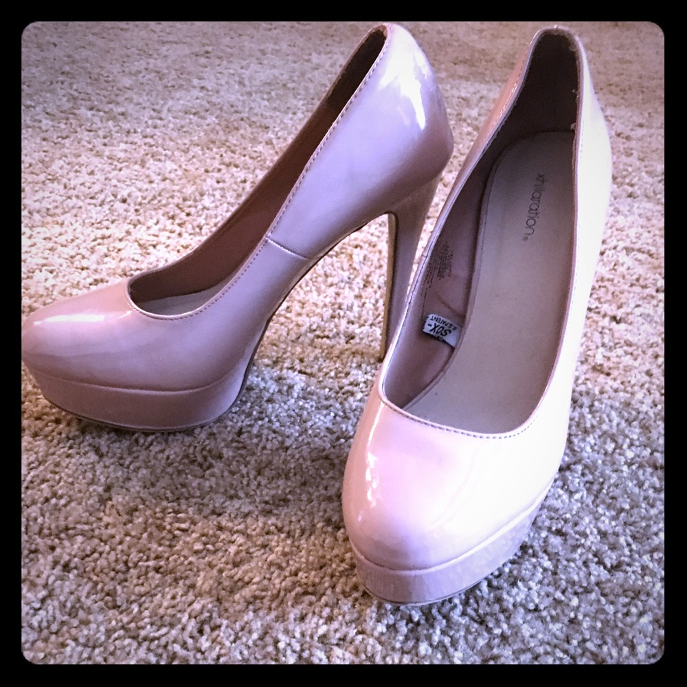 Nude platform pumps