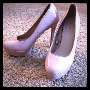 Nude platform pumps