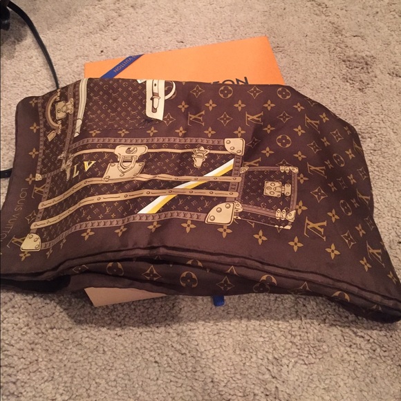 Louis Vuitton large Scarf - Picture 2 of 4