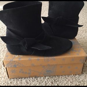 Black flat ankle boots
