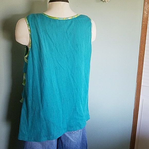 Floral ruffled layered top size Large - Picture 3 of 3