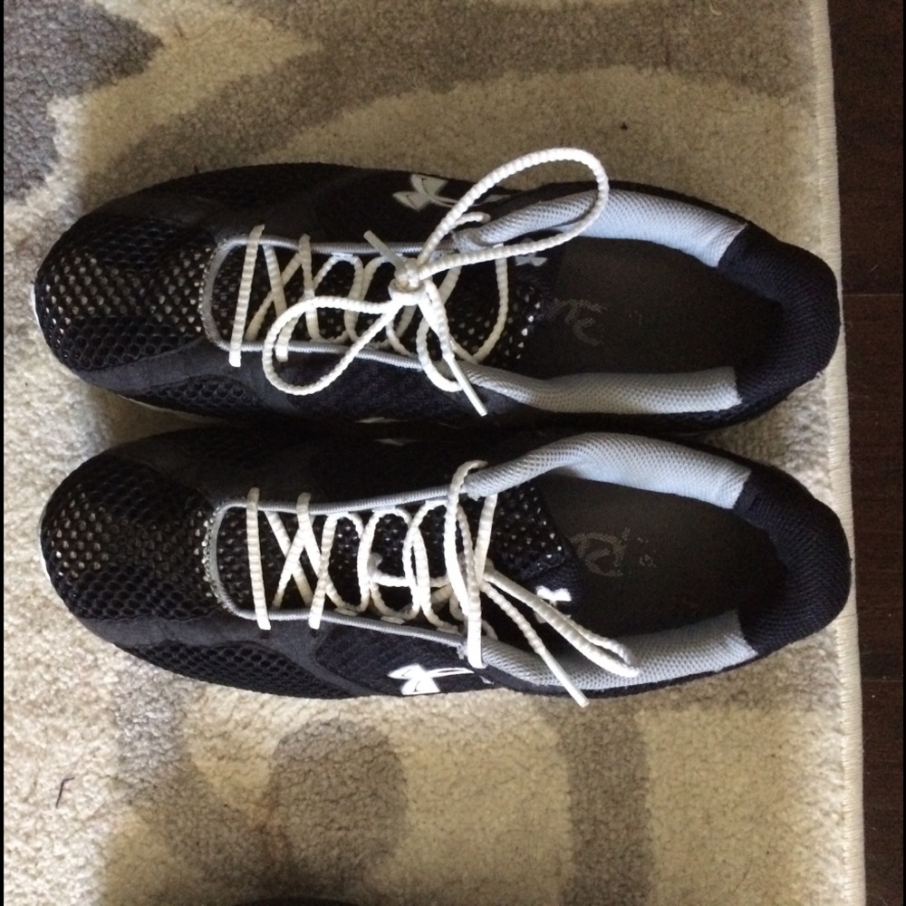 Tennis shoes