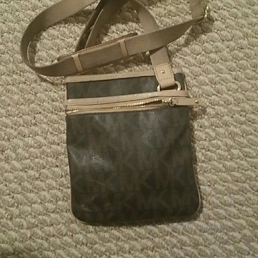 Auth. Michael kors Cross over bag