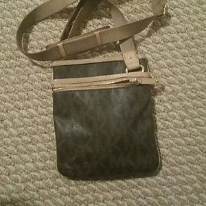 Auth. Michael kors Cross over bag