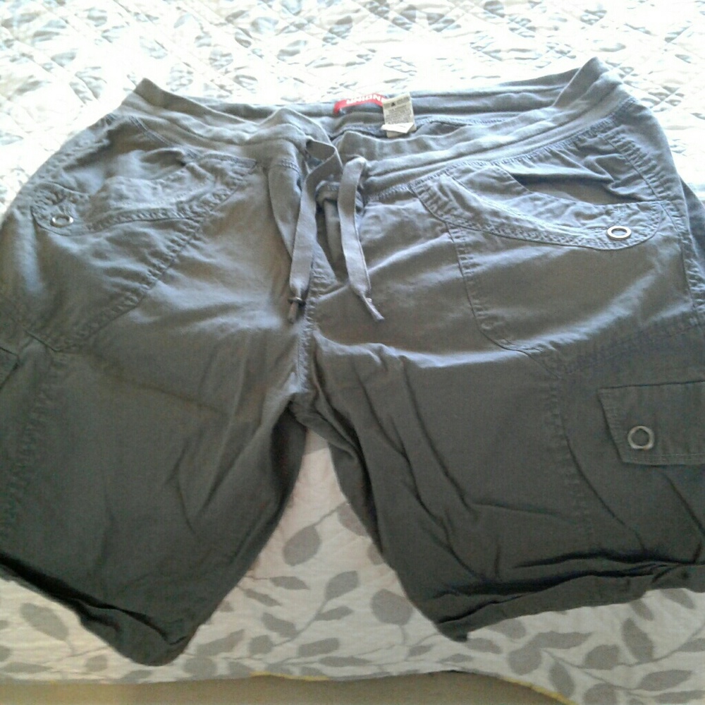 Union Bay Army green cargo shorts