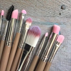 New! Set of 18 cosmetic brushes