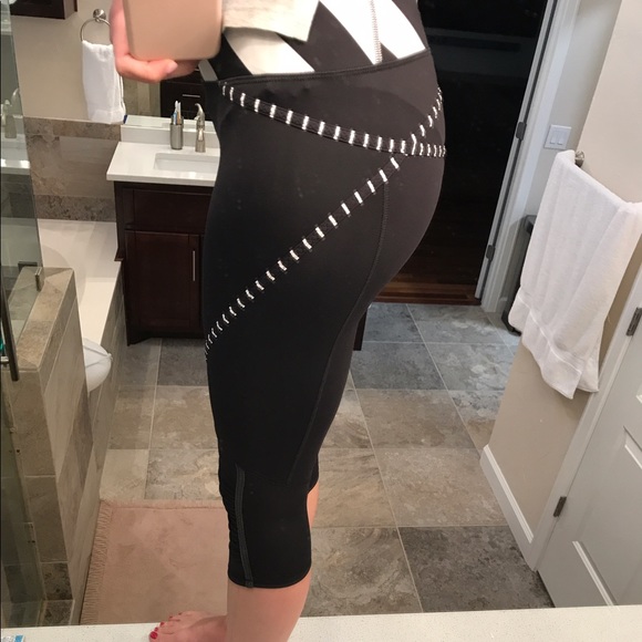 LULULEMON-Size 4 crop! - Picture 8 of 8