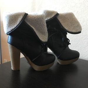 FINAL MARKDOWN!!!! Size 6 faux wool lined booties