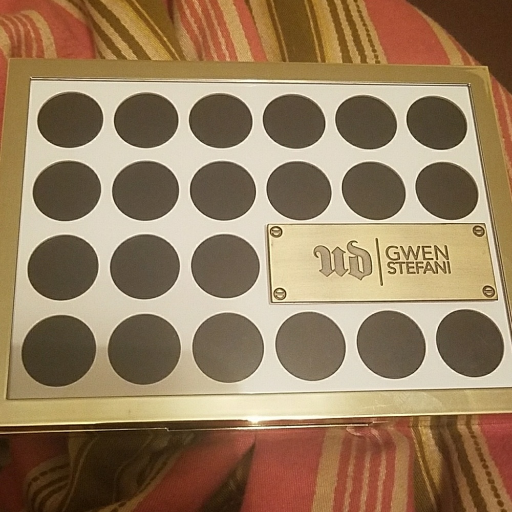 Urban Decay x Gwen Stefani palette