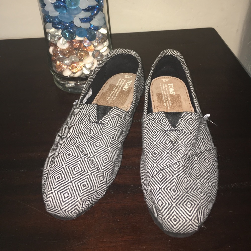 TOMS Canvas Womens Slip ons/Flats