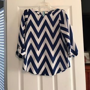 Blue & white boutique chevron top size small