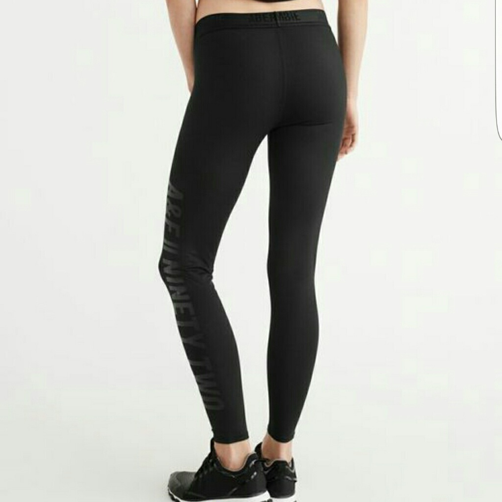 NWT **Abercrombie black active graphic leggings**