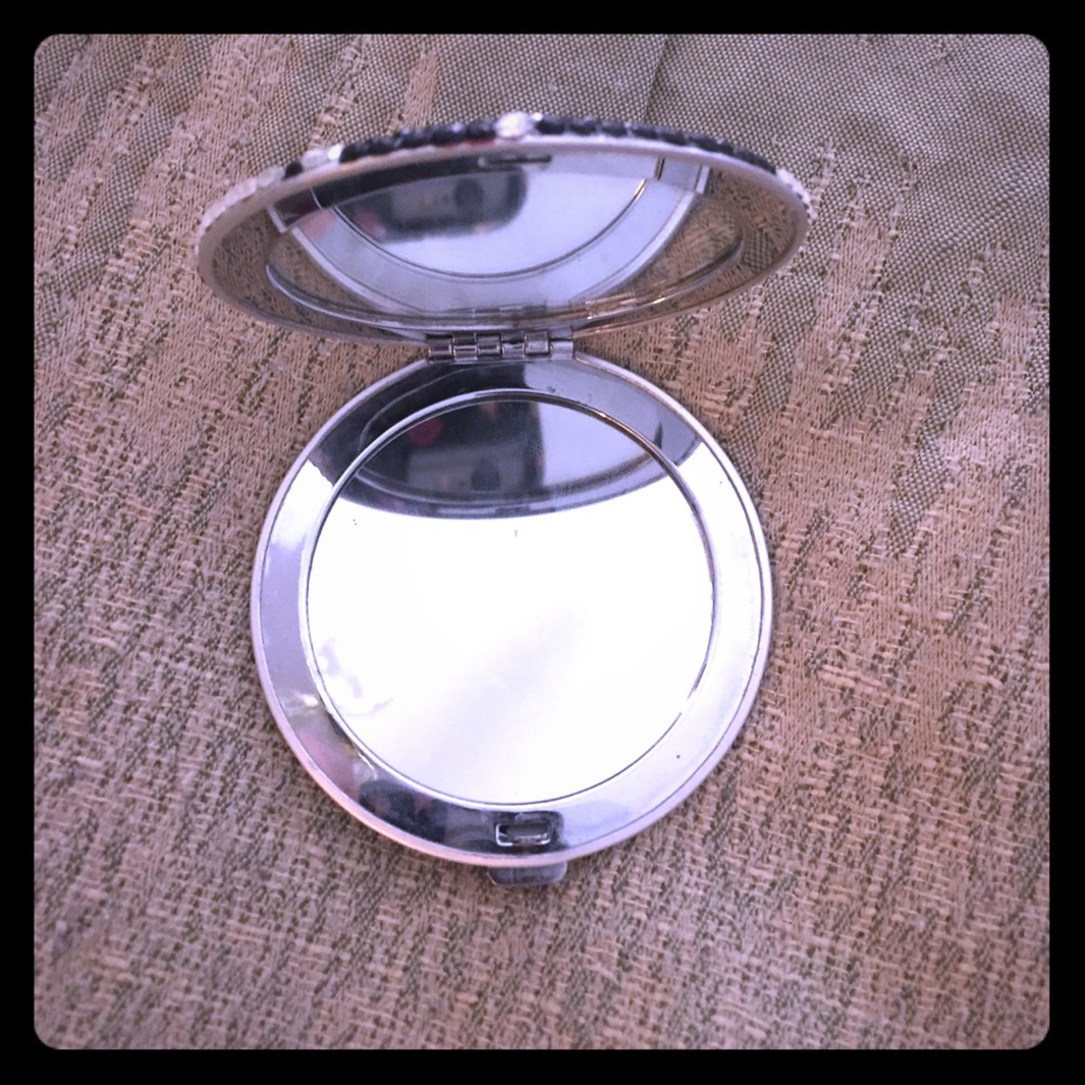 Zebra Crystal Compact! - Picture 2 of 2