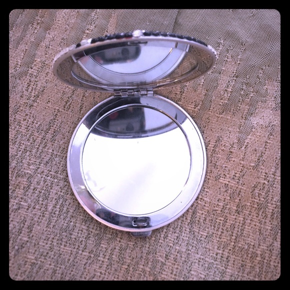 Zebra Crystal Compact! - Picture 2 of 2