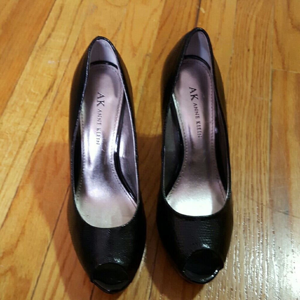 Anne Klein size7 peep-toe black pumps
