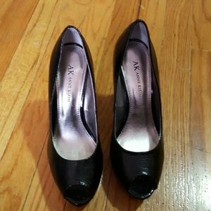 Anne Klein size7 peep-toe black pumps