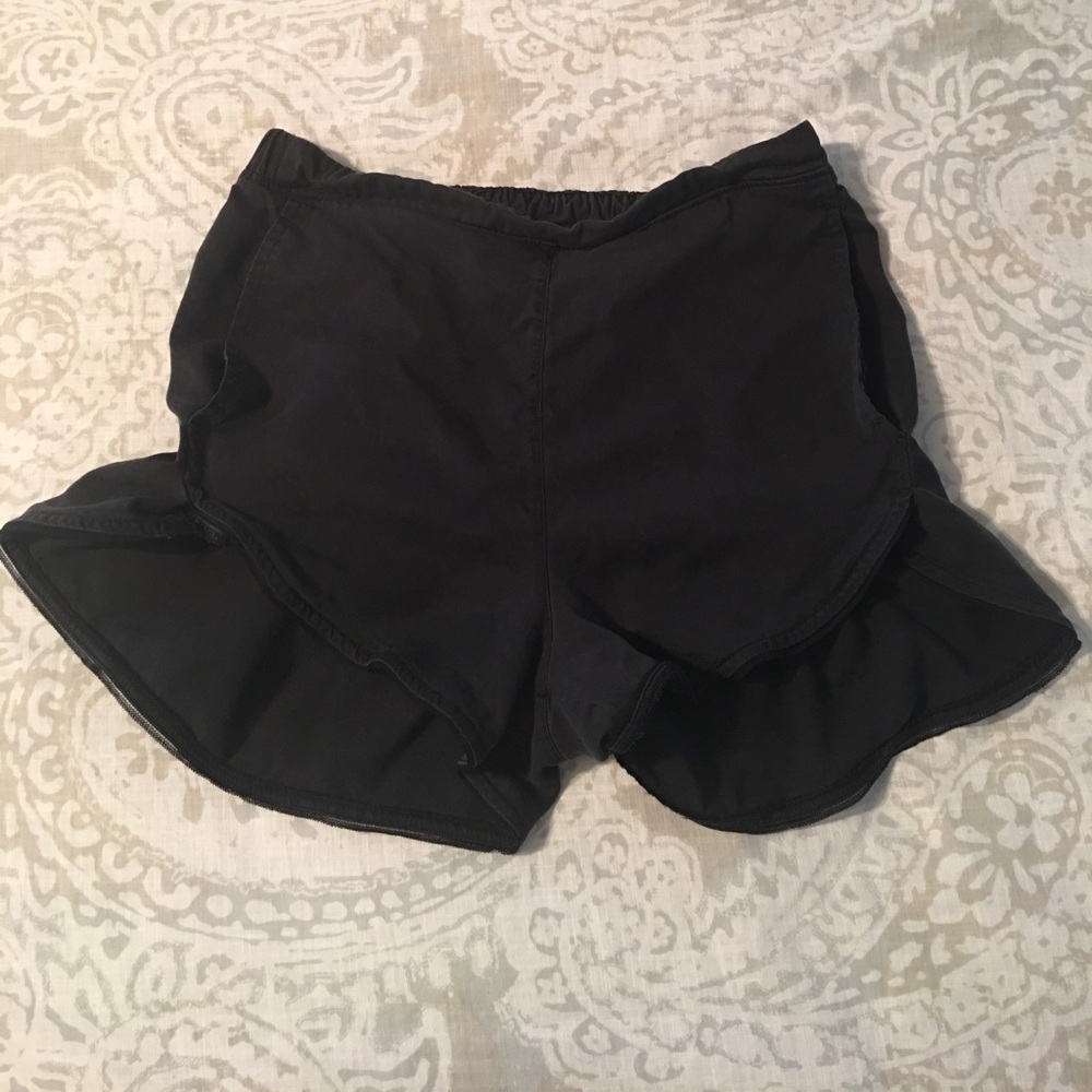 Lululemon mid rise black casual short , sz 4